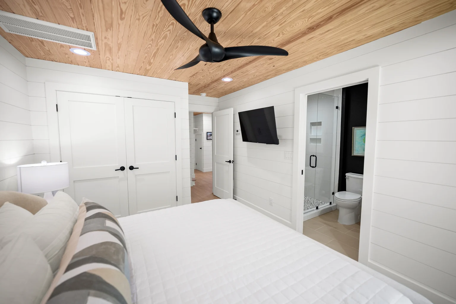 Bedroom with TV and en-suite bath, Love Shack