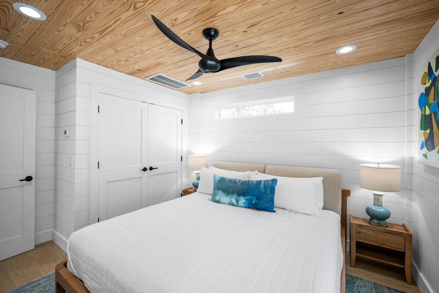 Queen bedroom with closet, Love Shack