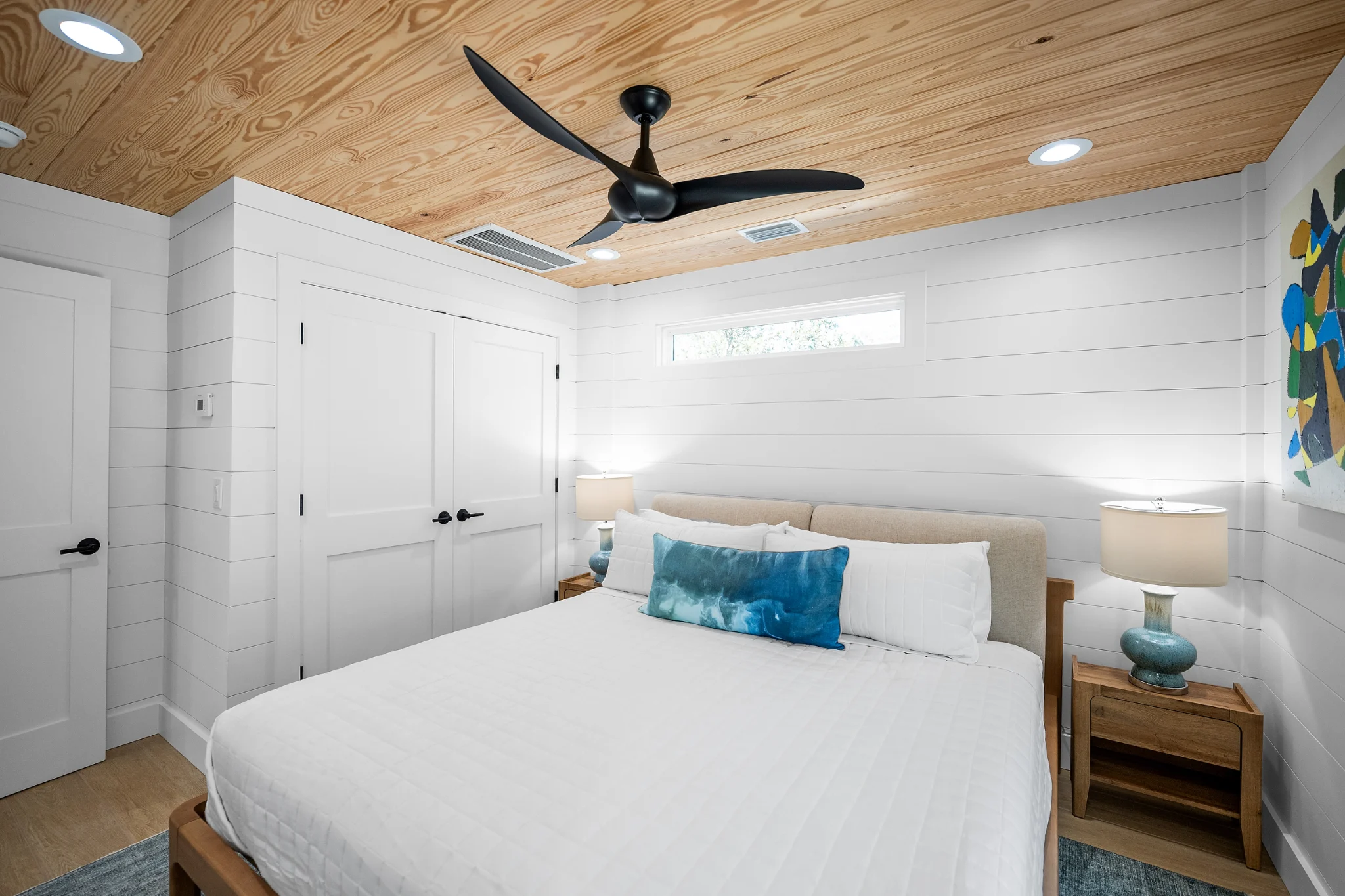 Queen bedroom with closet, Love Shack