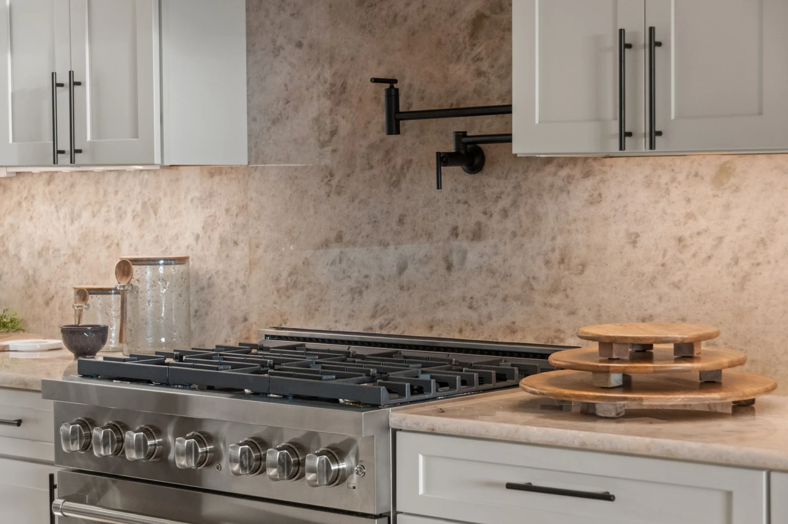Gas range with a pot filler, View Finder I