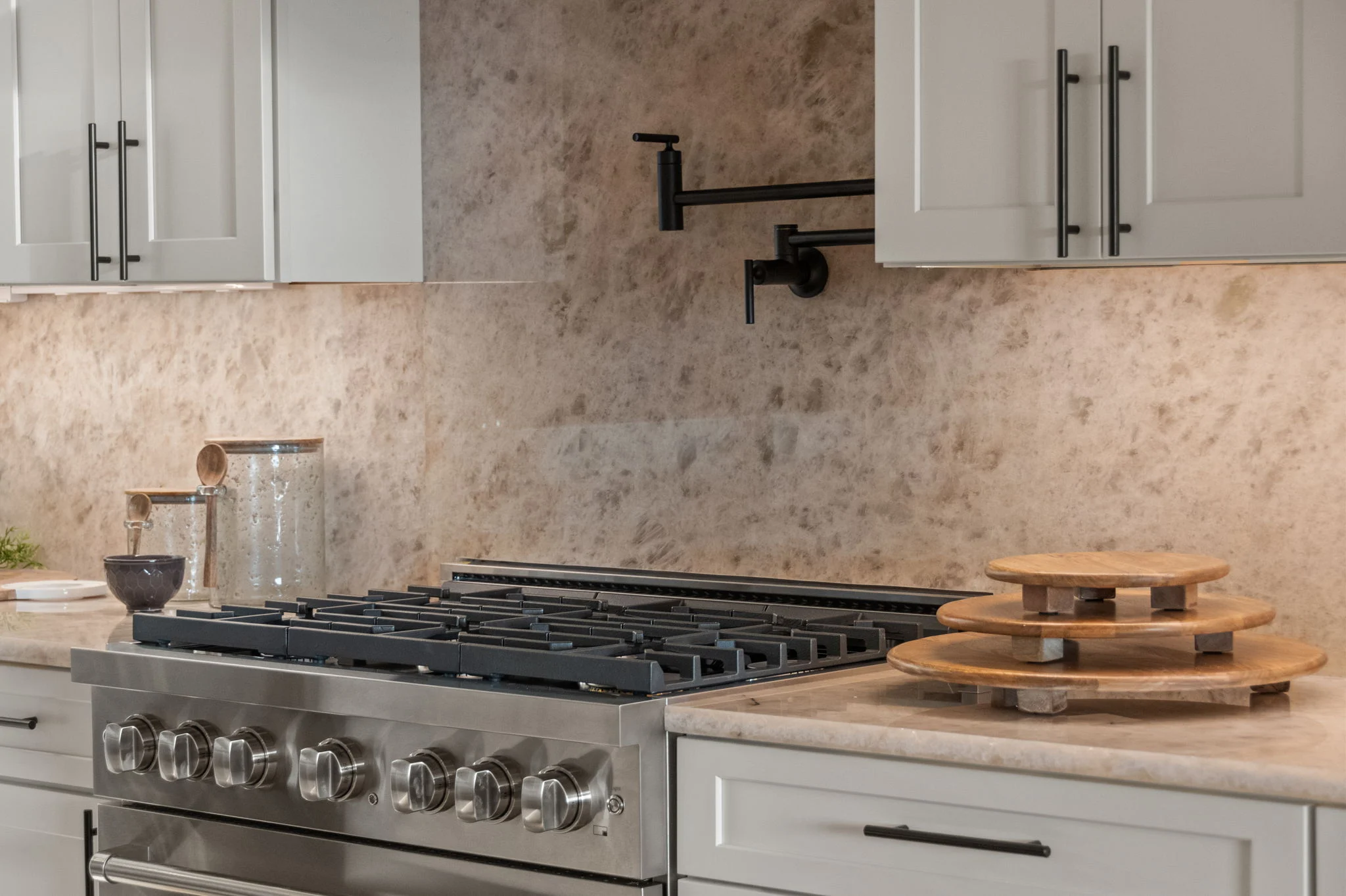 Gas range with a pot filler, View Finder I