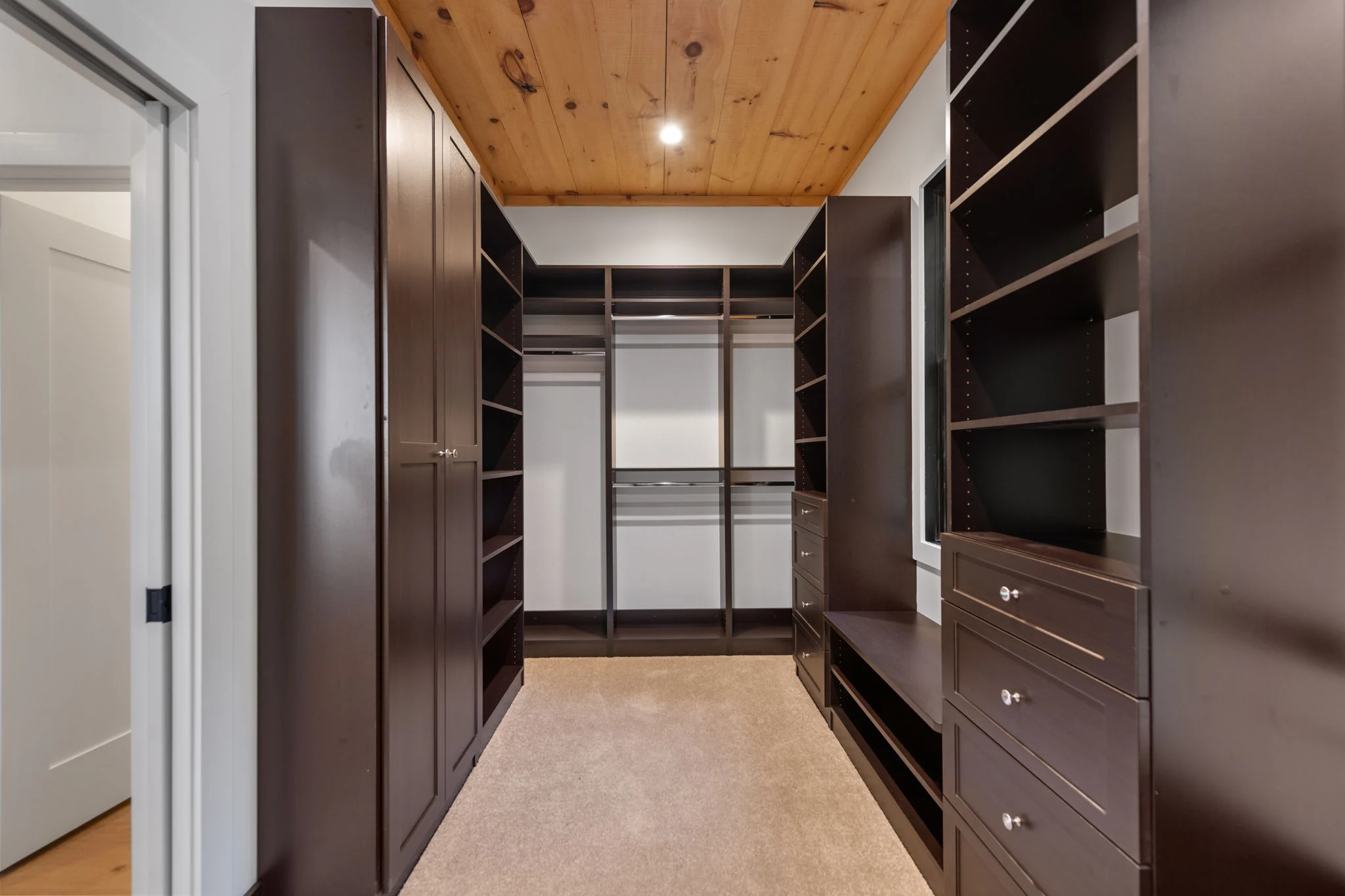 Walk-in closet, View Finder I