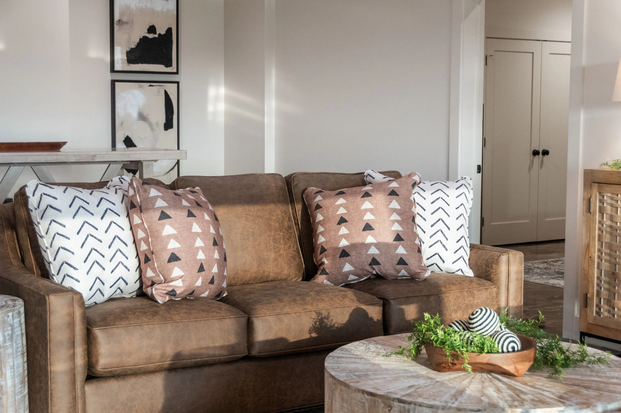Terrace-level lounge with mountain views, View Finder I