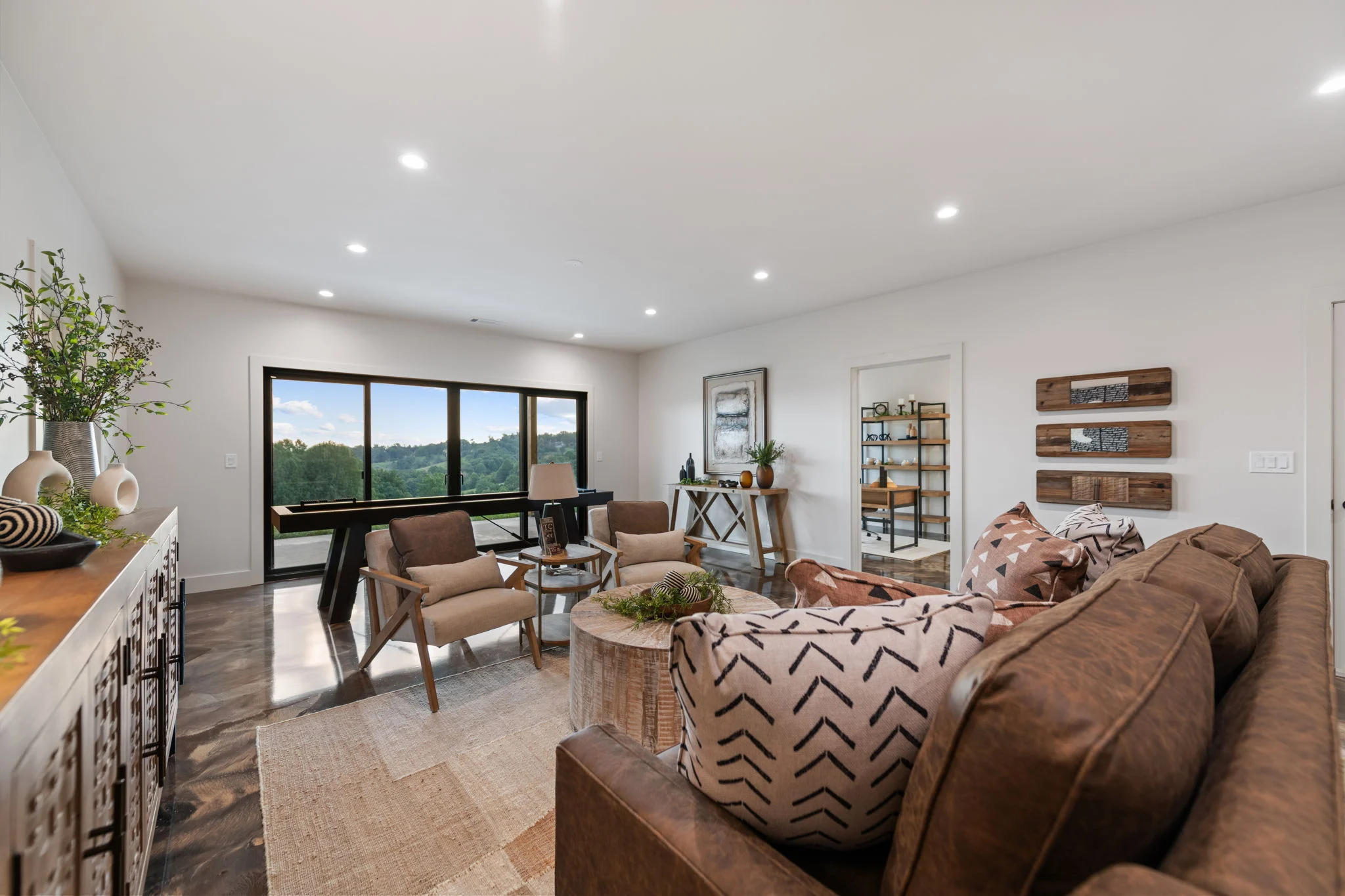 Terrace-level lounge with mountain views, View Finder I