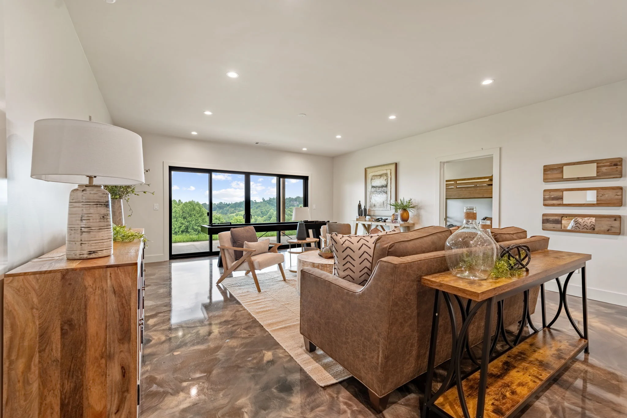 Terrace-level lounge with mountain views, View Finder I