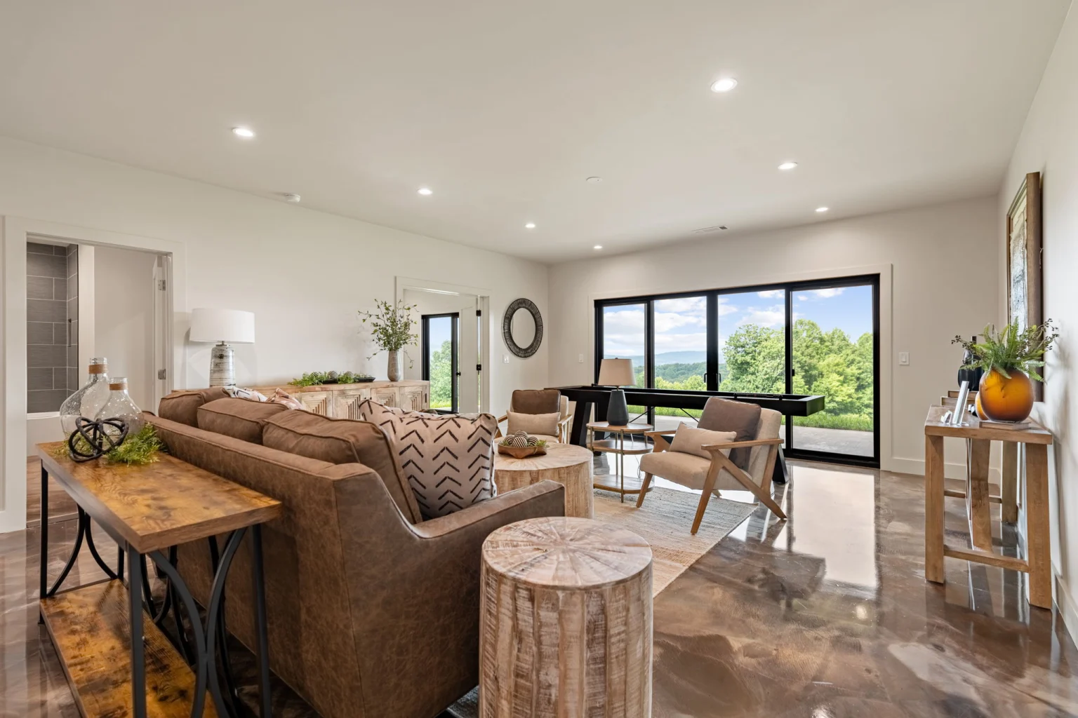 Terrace-level lounge with mountain views, View Finder I