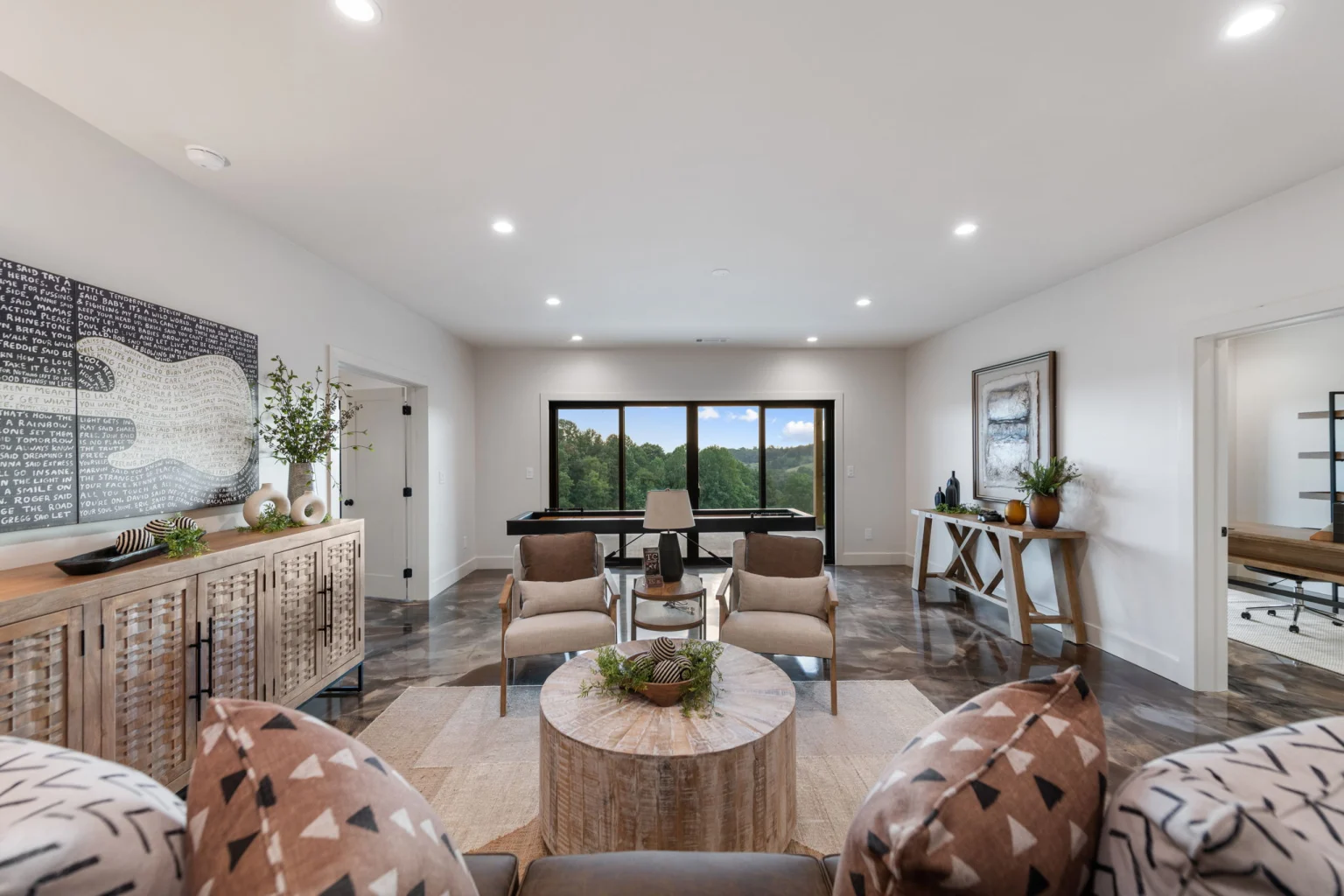 Terrace-level lounge with mountain views, View Finder I