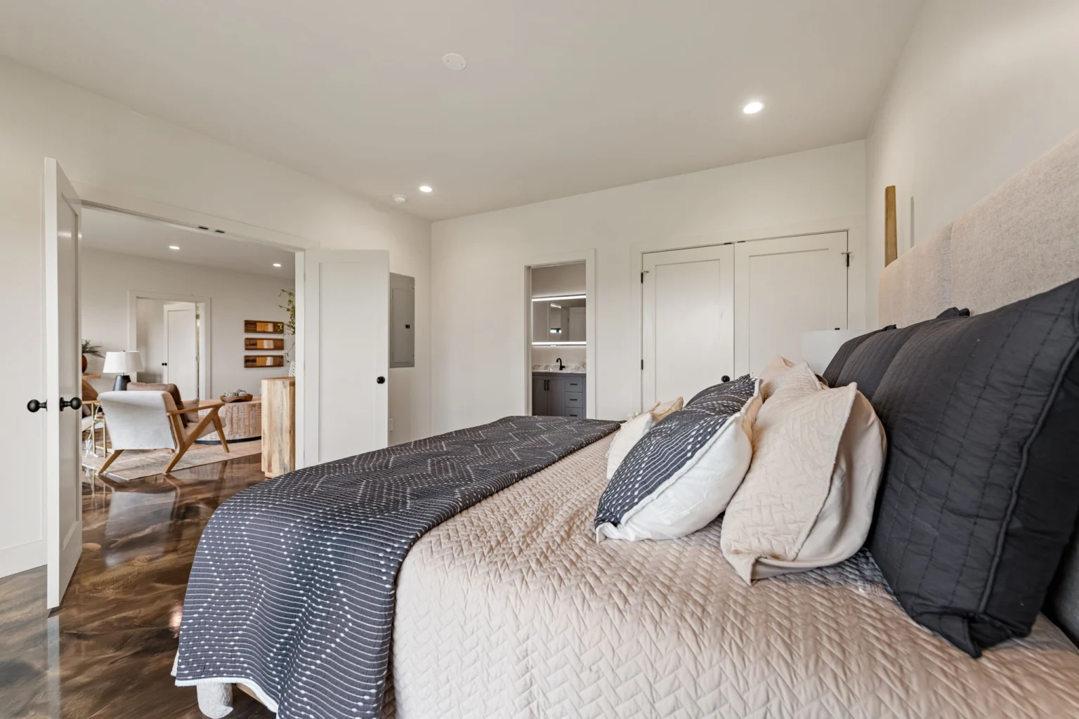 Terrace-level king bedroom, View Finder I