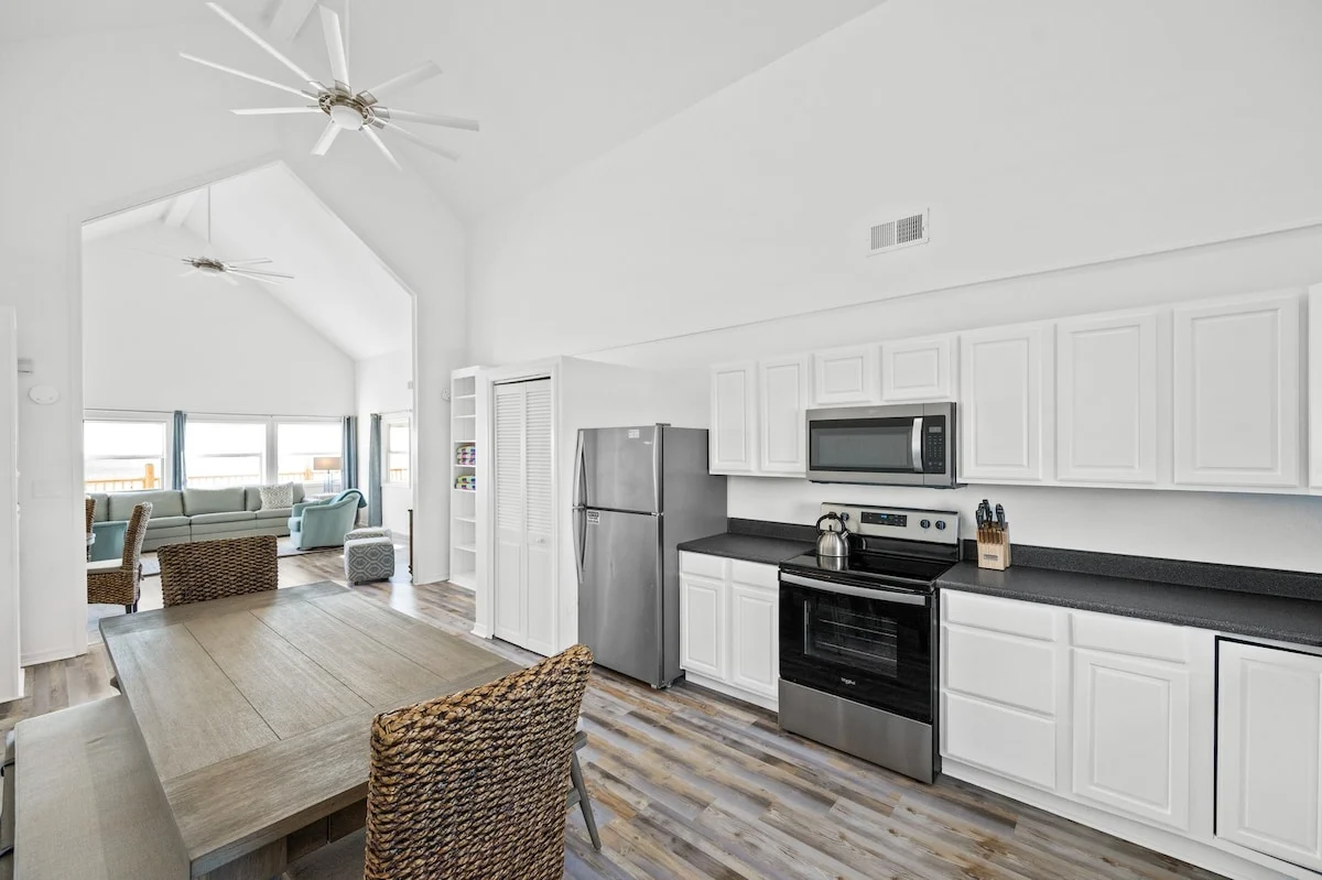 Open kitchen and dining area, Sands of Time