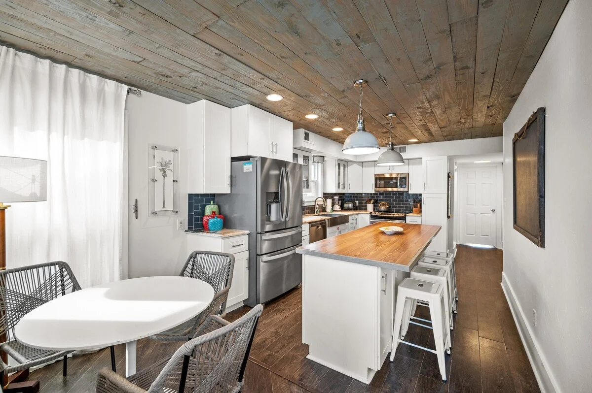 Kitchen with island stools and a round breakfast table, SouthWind West
